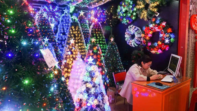 向老外出口圣誕用品，浙江義烏商人年銷數千萬